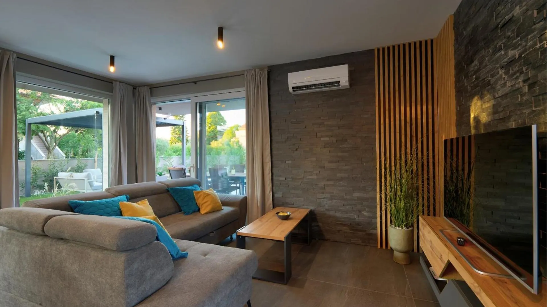 Villa Pieron&Bavigo With Pool, Jacuzzi And Sauna Marcana