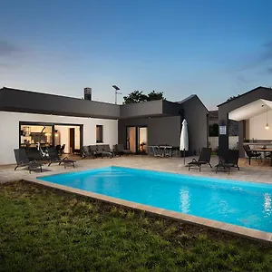 Nora With Heated Pool Villa